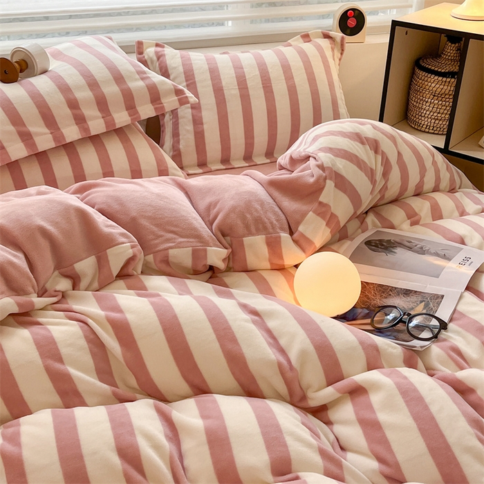 91家纺网 家纺一手货源 找家纺 启程家纺 2024新款无印风A类牛奶绒四件套 条纹-奶油粉