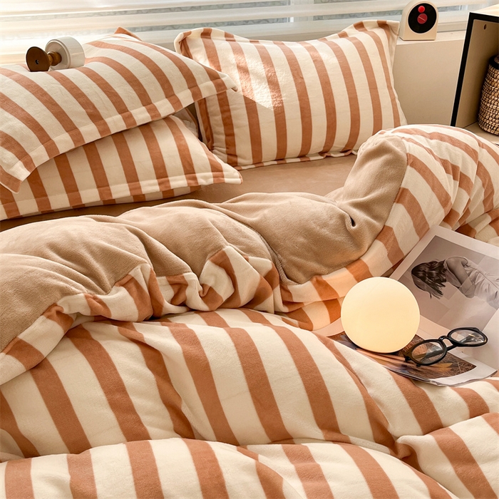 91家纺网 家纺一手货源 找家纺 启程家纺 2024新款无印风A类牛奶绒四件套 条纹-米驼