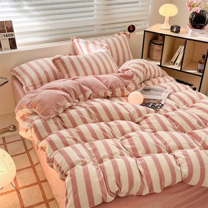 91家纺网 家纺一手货源 找家纺 启程家纺 2024新款无印风A类牛奶绒四件套 条纹-奶油粉