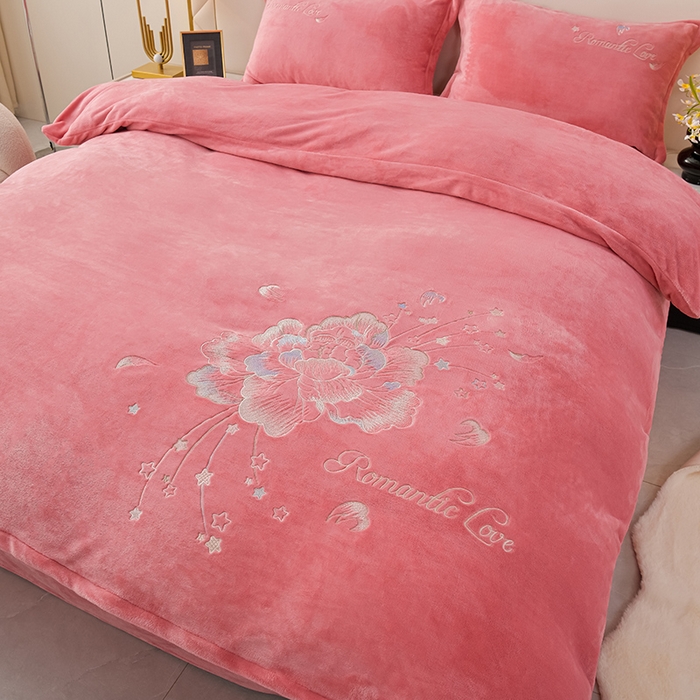 91家纺网 家纺一手货源 找家纺 绒小宣 2025新款高克重牛奶绒刺绣四件套 花开富贵-芍药粉