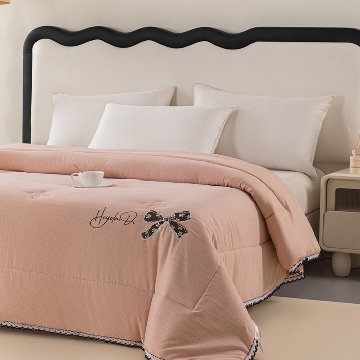 91家纺网 家纺一手货源 找家纺 爱宝被业 2024新款糯糯棉绣花纤维被 肉桂粉