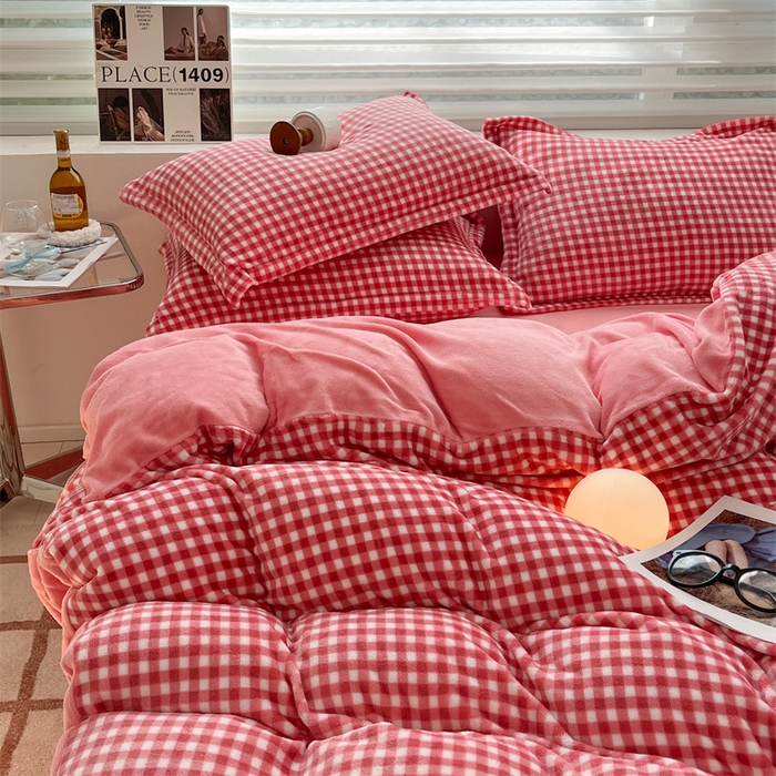 91家纺网 家纺一手货源 找家纺 启程家纺 2024新款无印风A类牛奶绒四件套 小格子-西瓜红