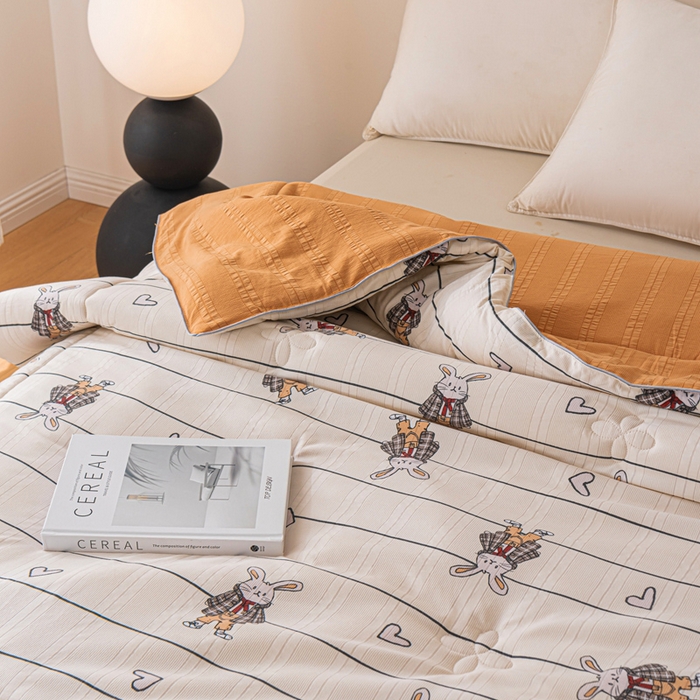 91家纺网 家纺一手货源 找家纺 爱宝被业 2024新款提花云纱棉印花被 时尚兔