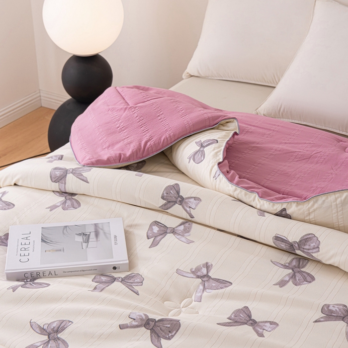 91家纺网 家纺一手货源 找家纺 爱宝被业 2024新款提花云纱棉印花被 蝴蝶结