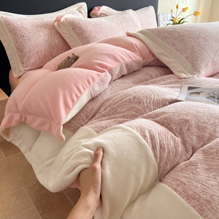 91家纺网 家纺一手货源 找家纺 2024新款宽边大拼角雕花绒牛奶绒四件套 宽边-肌理纹（奈雪粉)