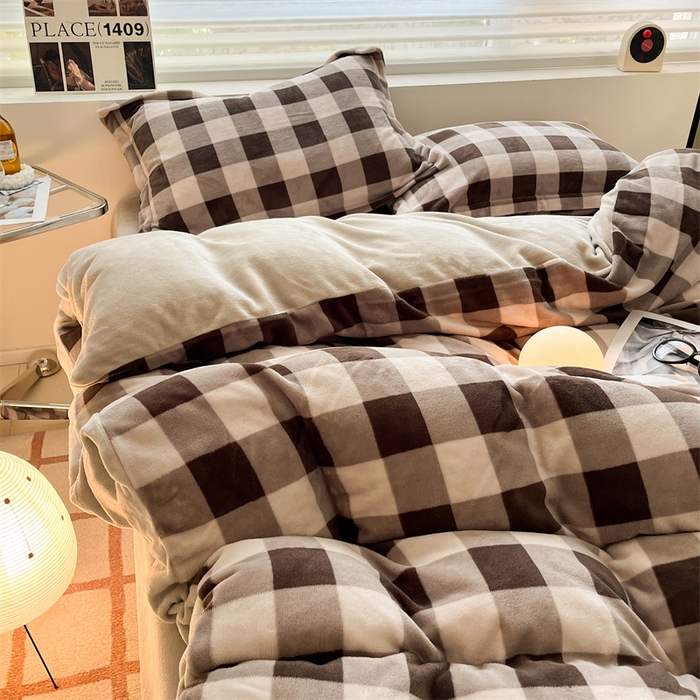 91家纺网 家纺一手货源 找家纺 启程家纺 2024新款无印风A类牛奶绒四件套 大格子-棕灰