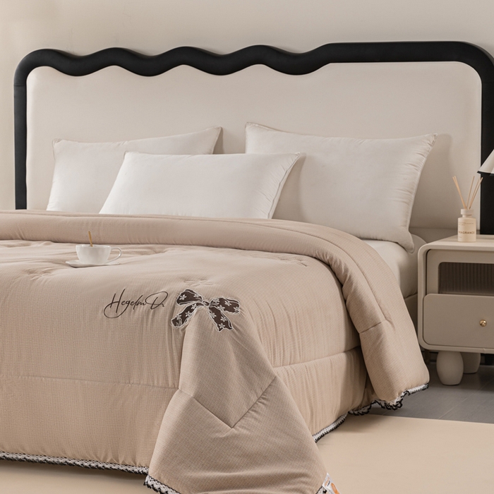 91家纺网 家纺一手货源 找家纺 爱宝被业 2024新款糯糯棉绣花纤维被 奶油咖