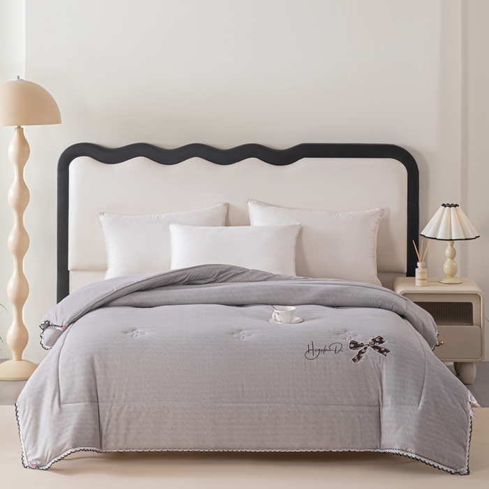 91家纺网 家纺一手货源 找家纺 爱宝被业 2024新款糯糯棉绣花纤维被 绅士灰