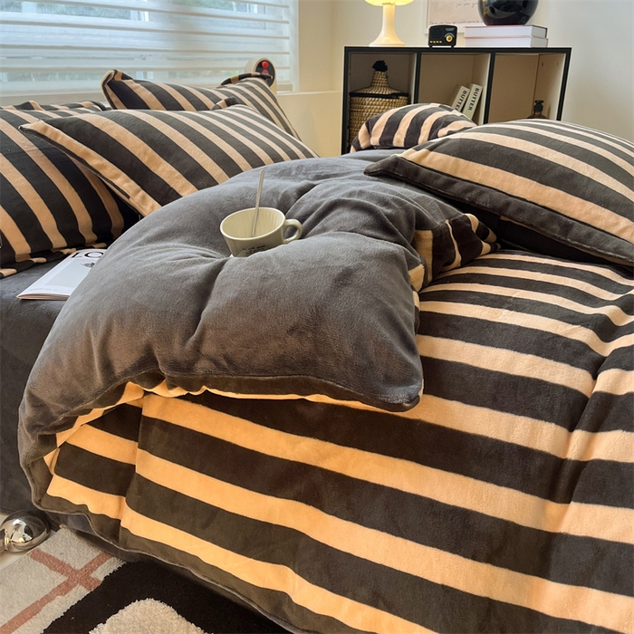 91家纺网 家纺一手货源 找家纺 启程家纺 2024新款无印风A类牛奶绒四件套 条纹-棕灰