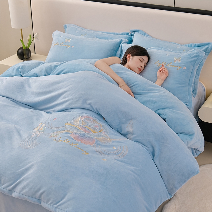 91家纺网 家纺一手货源 找家纺 绒小宣 2025新款高克重牛奶绒刺绣四件套 蝶恋花-天空兰