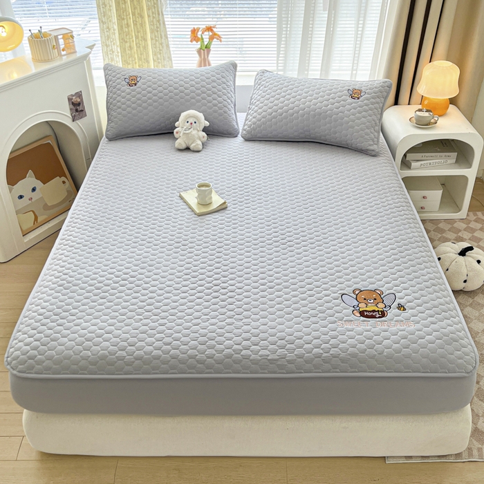 91家纺网 家纺一手货源 找家纺 九亭家纺 2024新款A类大豆刺绣夹棉床笠 蜜罐熊-浅灰