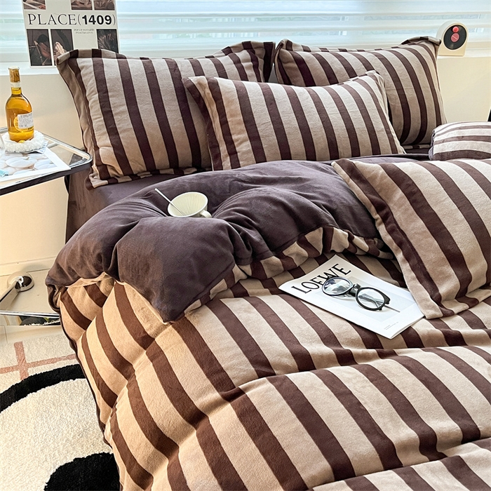 91家纺网 家纺一手货源 找家纺 启程家纺 2024新款无印风A类牛奶绒四件套 条纹-咖