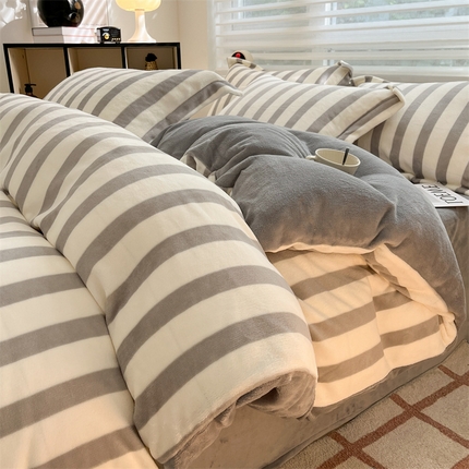 91家纺网 家纺一手货源 找家纺 启程家纺 2024新款无印风A类牛奶绒四件套 条纹-浅灰