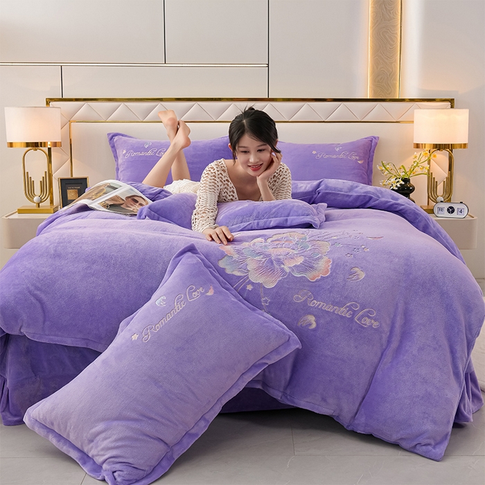 91家纺网 家纺一手货源 找家纺 绒小宣 2025新款高克重牛奶绒刺绣四件套 花开富贵-浅夏紫