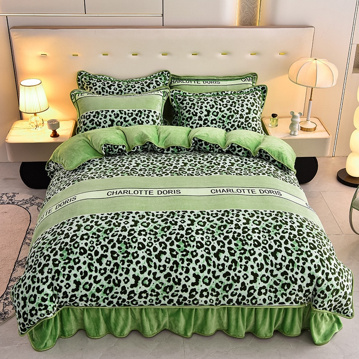 91家纺网 家纺一手货源 找家纺 德比尔斯 2025新款牛奶绒床裙四件套8-9斤法莱绒直播爆款日产2万套豹纹-绿