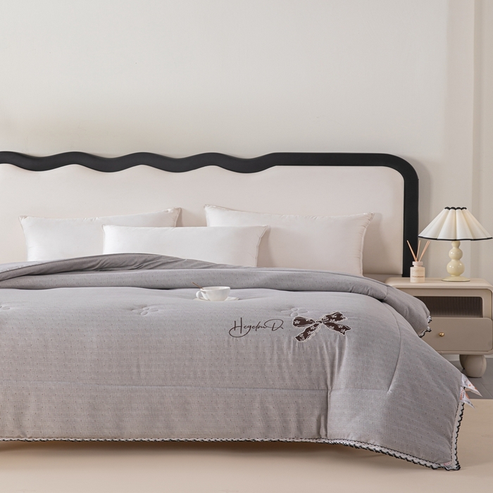 91家纺网 家纺一手货源 找家纺 爱宝被业 2024新款糯糯棉绣花纤维被 绅士灰