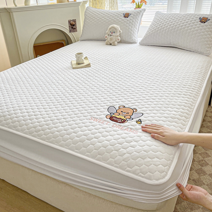 91家纺网 家纺一手货源 找家纺 九亭家纺 2024新款A类大豆刺绣夹棉床笠 蜜罐熊-奶白