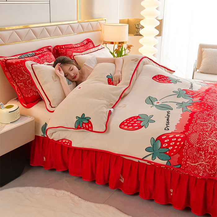 91家纺网 家纺一手货源 找家纺 爱洛家纺 2024新款高克重牛奶绒印花四件套 草莓物语