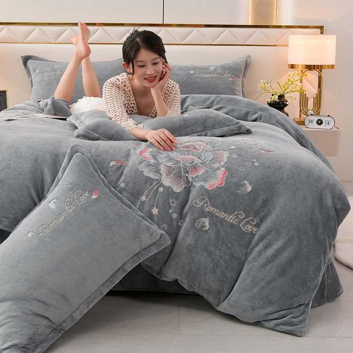 91家纺网 家纺一手货源 找家纺 绒小宣 2025新款高克重牛奶绒刺绣四件套 花开富贵-帝都灰