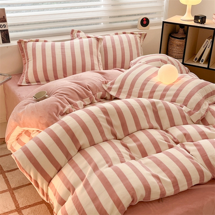 91家纺网 家纺一手货源 找家纺 启程家纺 2024新款无印风A类牛奶绒四件套 条纹-奶油粉