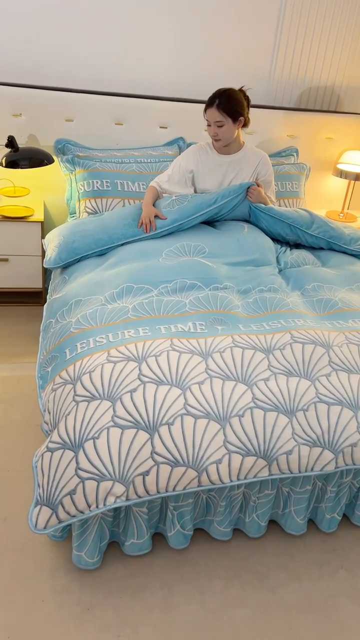 91家纺网 家纺一手货源 找家纺 爱洛家纺 2024新款高克重牛奶绒印花四件套 星海潮汐