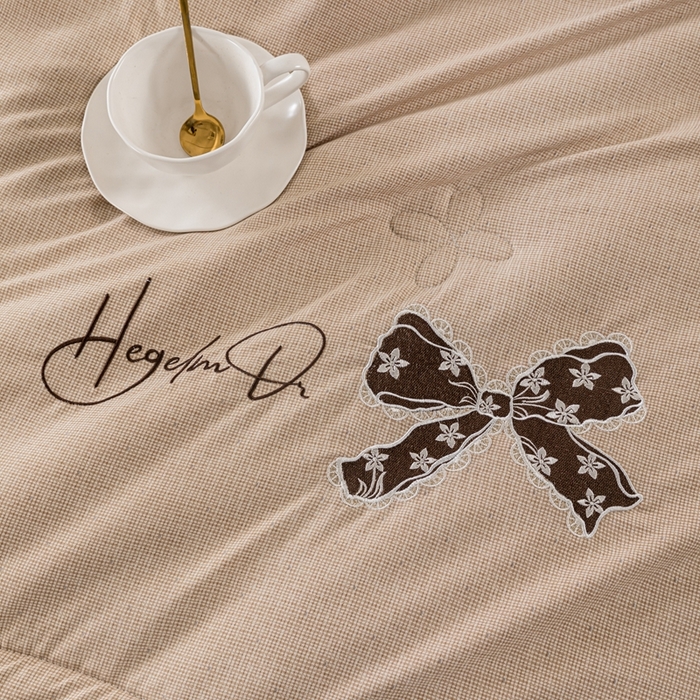 91家纺网 家纺一手货源 找家纺 爱宝被业 2024新款糯糯棉绣花纤维被 奶油咖