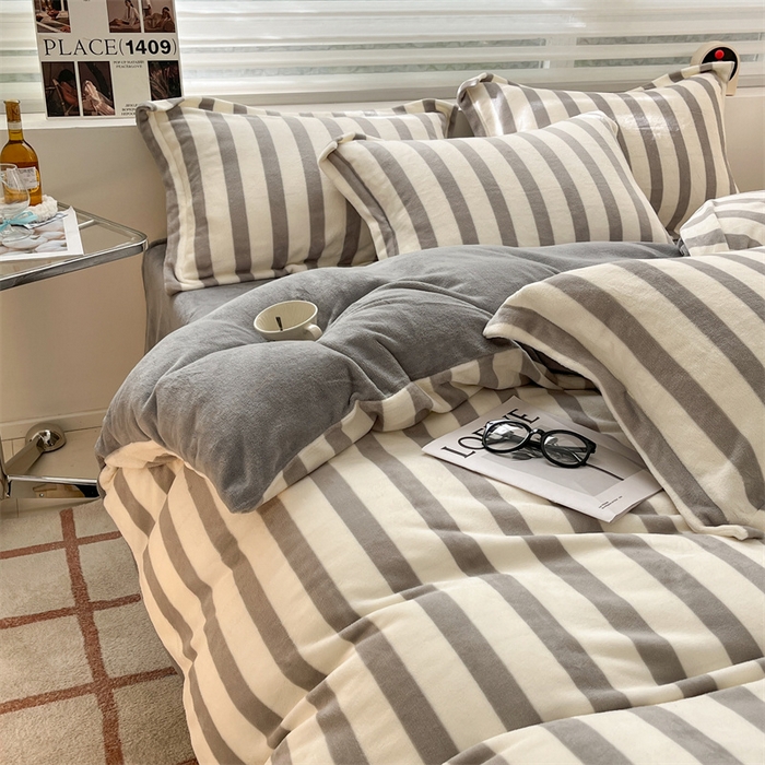 91家纺网 家纺一手货源 找家纺 启程家纺 2024新款无印风A类牛奶绒四件套 条纹-浅灰