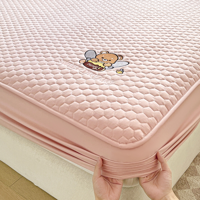 91家纺网 家纺一手货源 找家纺 九亭家纺 2024新款A类大豆刺绣夹棉床笠 蜜罐熊-莱茵粉