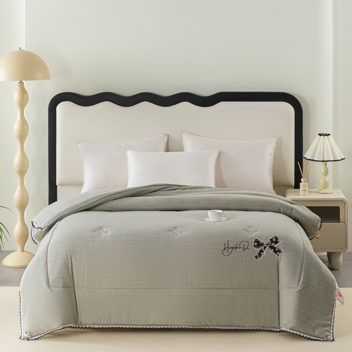 91家纺网 家纺一手货源 找家纺 爱宝被业 2024新款糯糯棉绣花纤维被 豆蔻绿