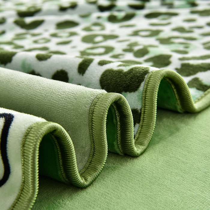 91家纺网 家纺一手货源 找家纺 德比尔斯 2025新款牛奶绒床裙四件套8-9斤法莱绒直播爆款日产2万套豹纹-绿