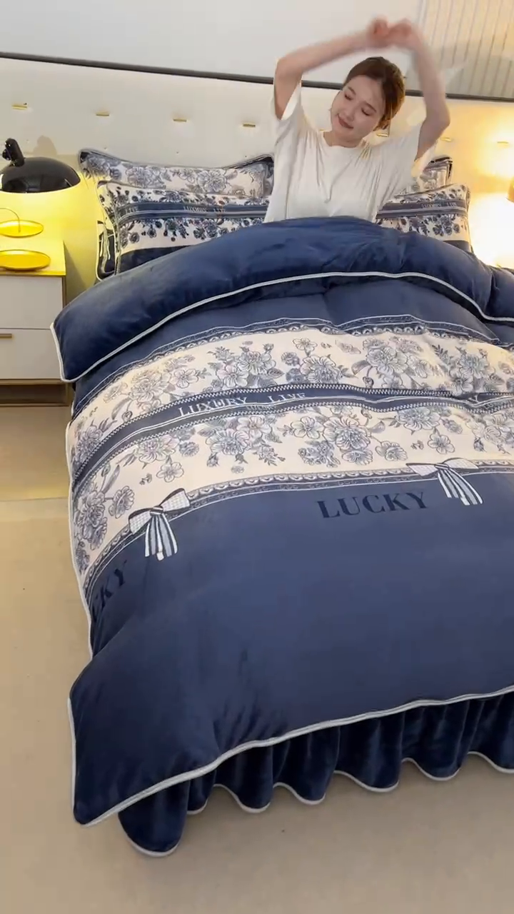 91家纺网 家纺一手货源 找家纺 爱洛家纺 2024新款高克重牛奶绒印花四件套 北岛诗情