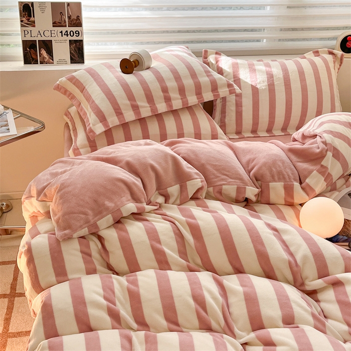 91家纺网 家纺一手货源 找家纺 启程家纺 2024新款无印风A类牛奶绒四件套 条纹-奶油粉