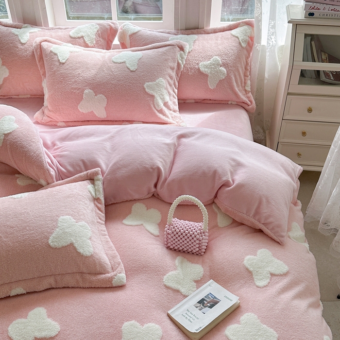 91家纺网 家纺一手货源 找家纺 萝莉家纺 2024新款加厚舒舒绒提花舒棉绒牛奶绒系列四件套 蝴蝶粉