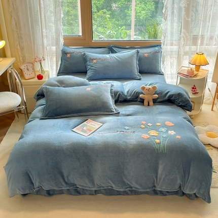 91家纺网 家纺一手货源 找家纺 （总）恋佳居 2025新款牛奶绒180克毛巾绣四件套