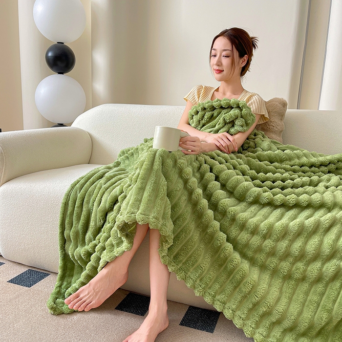 91家纺网 家纺一手货源 找家纺 千荨 2024新款宽抽条跨境高克重兔兔毛绒毛毯 兔毛果绿