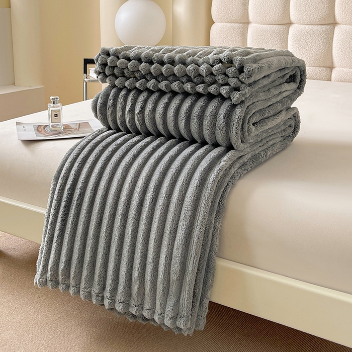 91家纺网 家纺一手货源 找家纺 千荨 2024新款宽抽条跨境高克重兔兔毛绒毛毯 兔毛浅灰