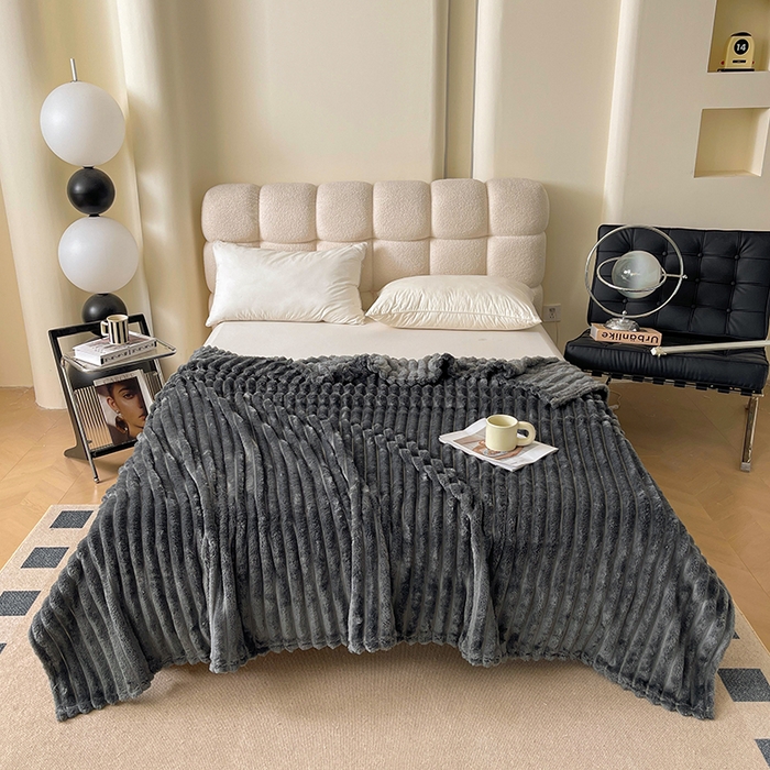 91家纺网 家纺一手货源 找家纺 千荨 2024新款宽抽条跨境高克重兔兔毛绒毛毯 兔毛深灰