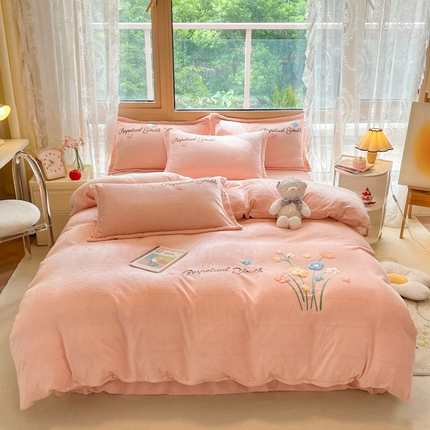 91家纺网 家纺一手货源 找家纺 （总）恋佳居 2025新款牛奶绒180克毛巾绣四件套