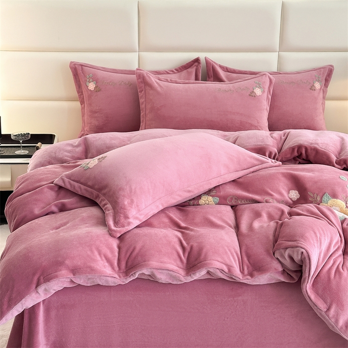 91家纺网 家纺一手货源 找家纺 恋佳居 2025新款牛奶绒180克毛巾绣四件套 荷塘晚风豆沙