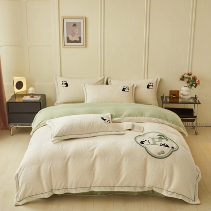 91家纺网 家纺一手货源 找家纺 恋佳居 2025新款高克重全工艺牛奶绒毛巾绣四件套 中式熊猫米色