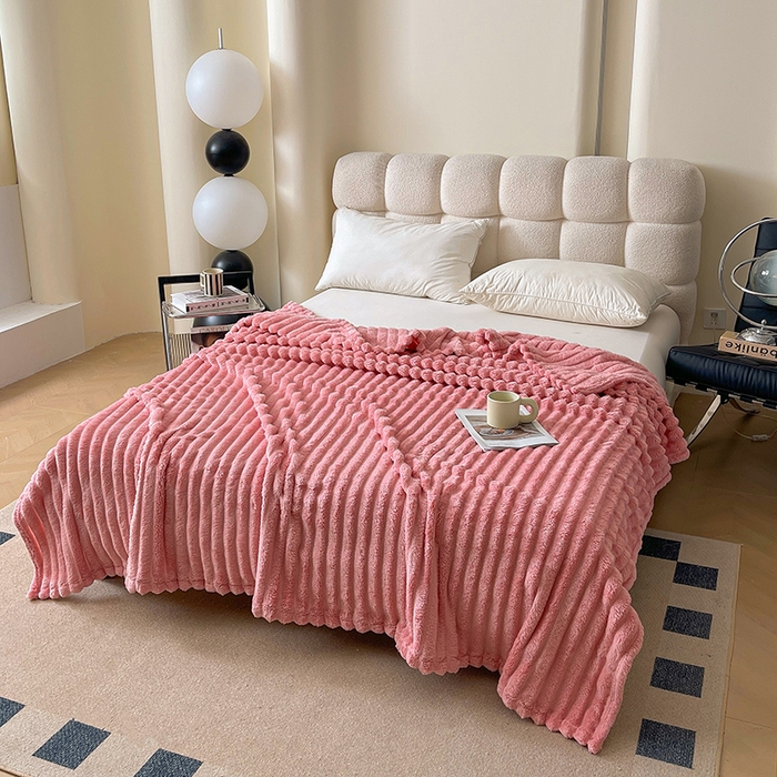 91家纺网 家纺一手货源 找家纺 千荨 2024新款宽抽条跨境高克重兔兔毛绒毛毯 兔毛粉色