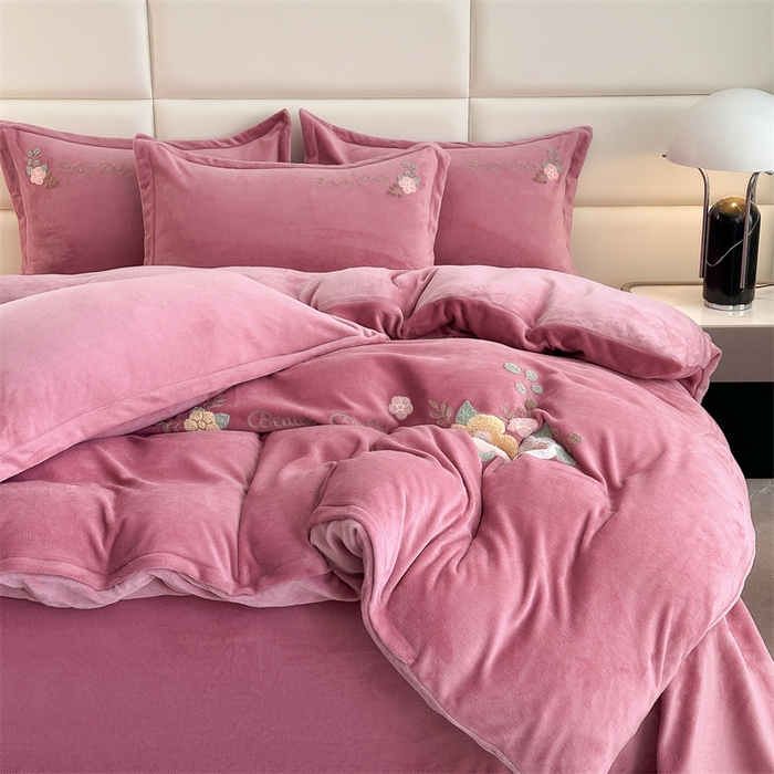 91家纺网 家纺一手货源 找家纺 恋佳居 2025新款牛奶绒180克毛巾绣四件套 荷塘晚风豆沙