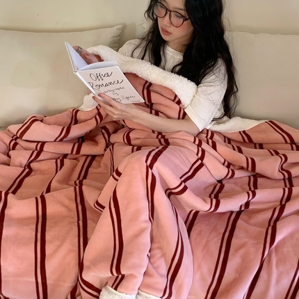 91家纺网 家纺一手货源 找家纺 （总）桃喜 2024新款牛奶绒羊羔绒条纹系列盖绒毛毯午休毯多功能毛毯