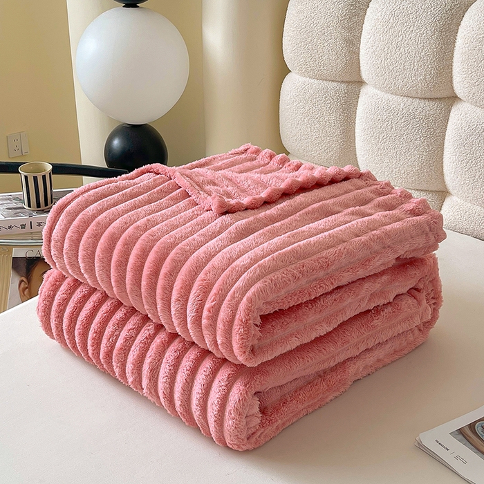 91家纺网 家纺一手货源 找家纺 千荨 2024新款宽抽条跨境高克重兔兔毛绒毛毯 兔毛粉色