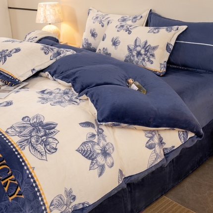 91家纺网 家纺一手货源 找家纺 念家居 2025新款压线款高克重牛奶绒四件套 素色花卉