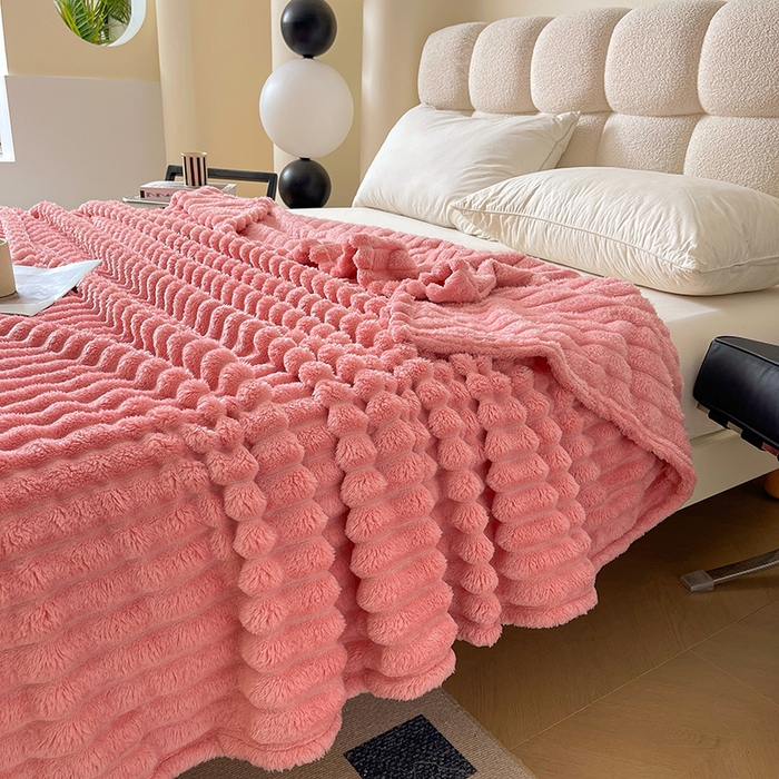 91家纺网 家纺一手货源 找家纺 千荨 2024新款宽抽条跨境高克重兔兔毛绒毛毯 兔毛粉色