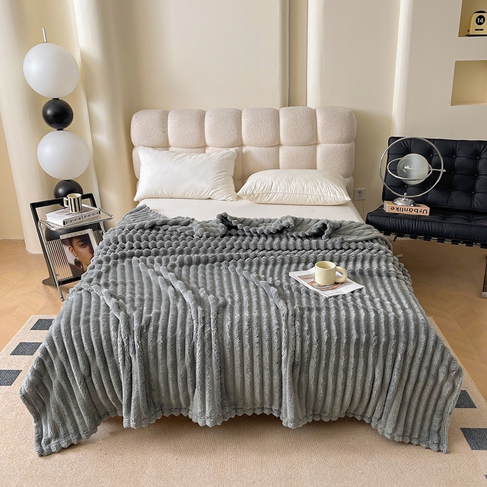 91家纺网 家纺一手货源 找家纺 千荨 2024新款宽抽条跨境高克重兔兔毛绒毛毯 兔毛浅灰