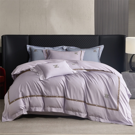 91家纺网 家纺一手货源 找家纺 名品优仓 2024新款高支高密长绒棉数码印花加织带刺绣拼角款四件套-斯琳娜 斯琳娜-丁香紫