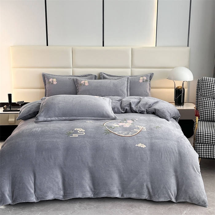 91家纺网 家纺一手货源 找家纺 恋佳居 2025新款牛奶绒180克毛巾绣四件套 花间赋灰