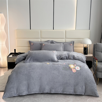 91家纺网 家纺一手货源 找家纺 （总）恋佳居 2025新款牛奶绒180克毛巾绣四件套